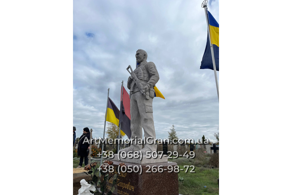 Памятник военному в виде скульптуры 00894